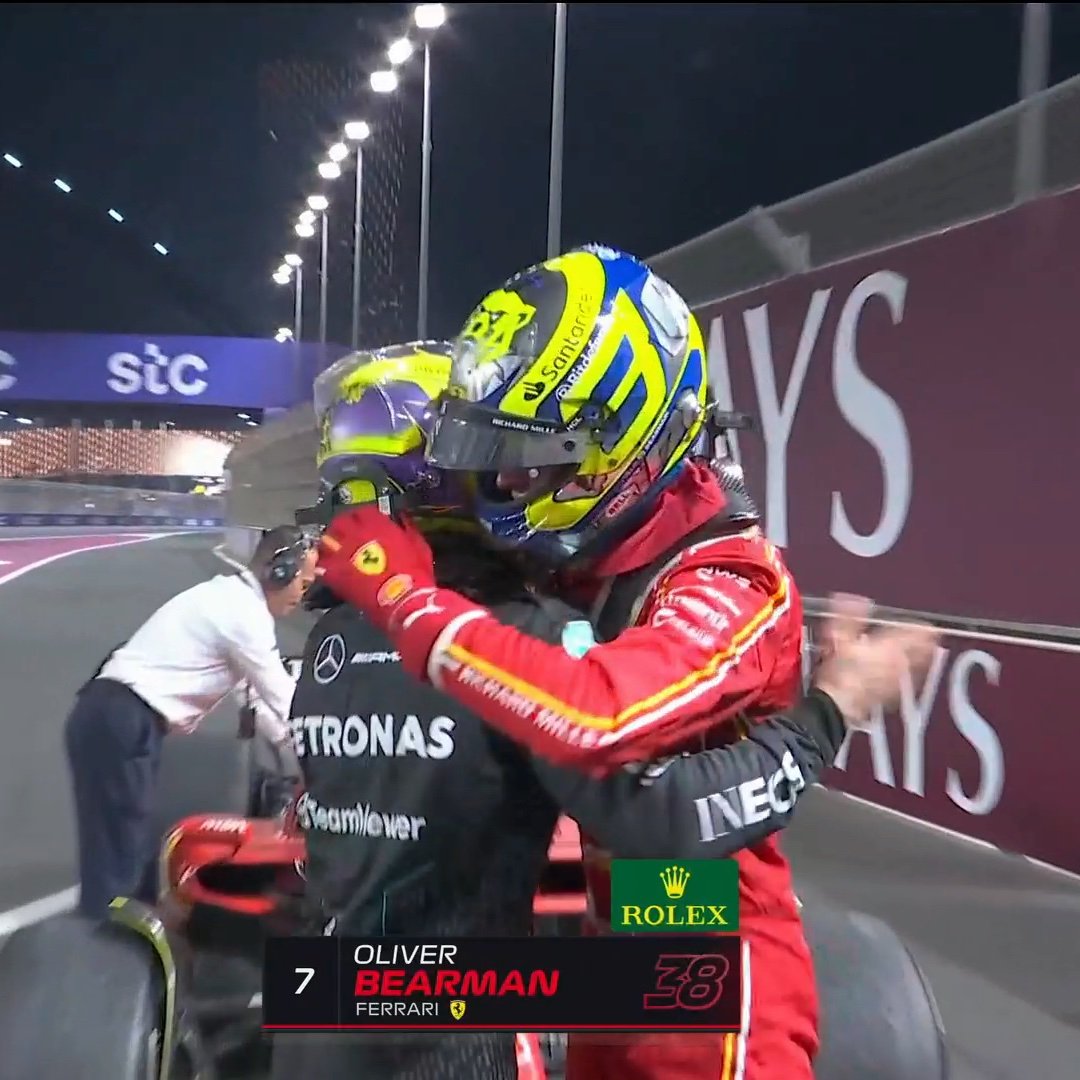 O abraço de Hamilton ao estreante Bearman. Foto: Transmissão FOM